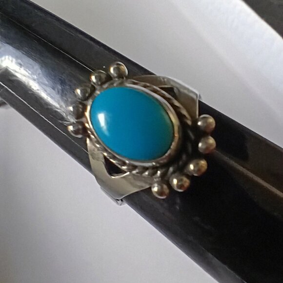 Beautiful Vintage Authentic Navajo Sleeping  Beauty Turquoise and Silver Ring - Picture 2 of 4